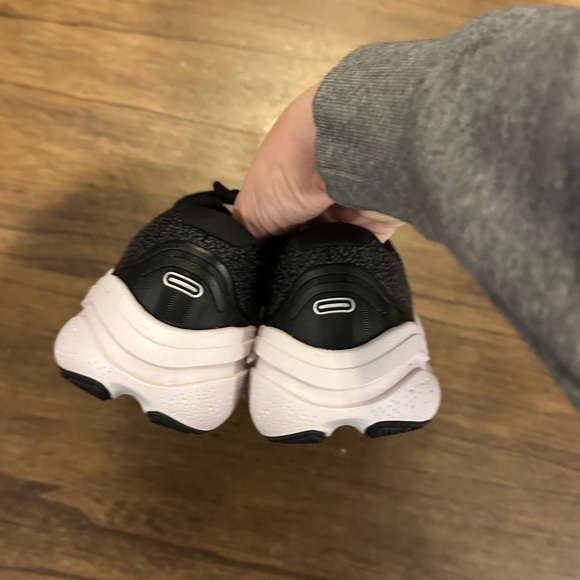 Brooks Ghost Max Women’s Running Shoes – Black/White – Size 8 (EUR 39) - Picture 6 of 8